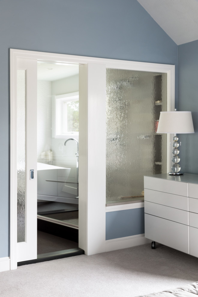 Kleines Modernes Badezimmer En Suite mit freistehender Badewanne und beigen Fliesen in Boston