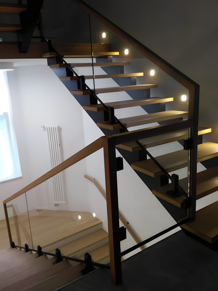 Стеклянное ограждение лестницы на косоурах (Ивантеевка)