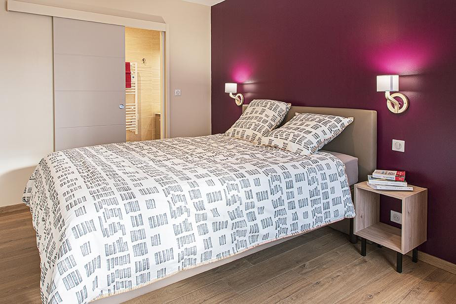 Свежая идея для дизайна: хозяйская спальня среднего размера в стиле шебби-шик с красными стенами, полом из ламината и бежевым полом - отличное фото интерьера