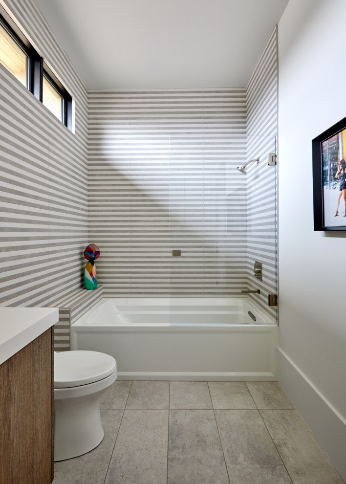 Esempio di una grande stanza da bagno con vasca ad alcova, doccia alcova, piastrelle in gres porcellanato, pavimento in gres porcellanato, pavimento grigio, doccia aperta, top bianco e nicchia