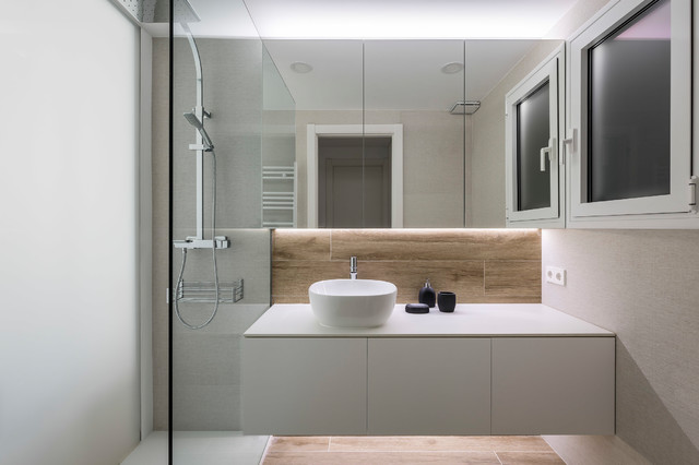 &Aacute;tico en el Carmen contemporary-bathroom