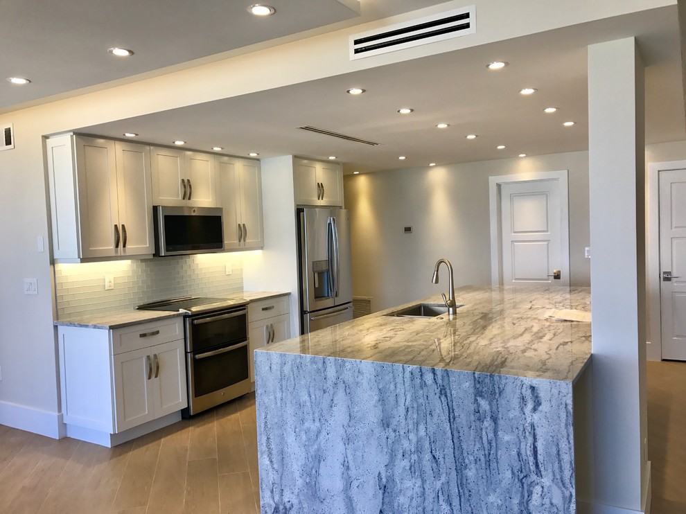 Transitional kitchen photo in Miami