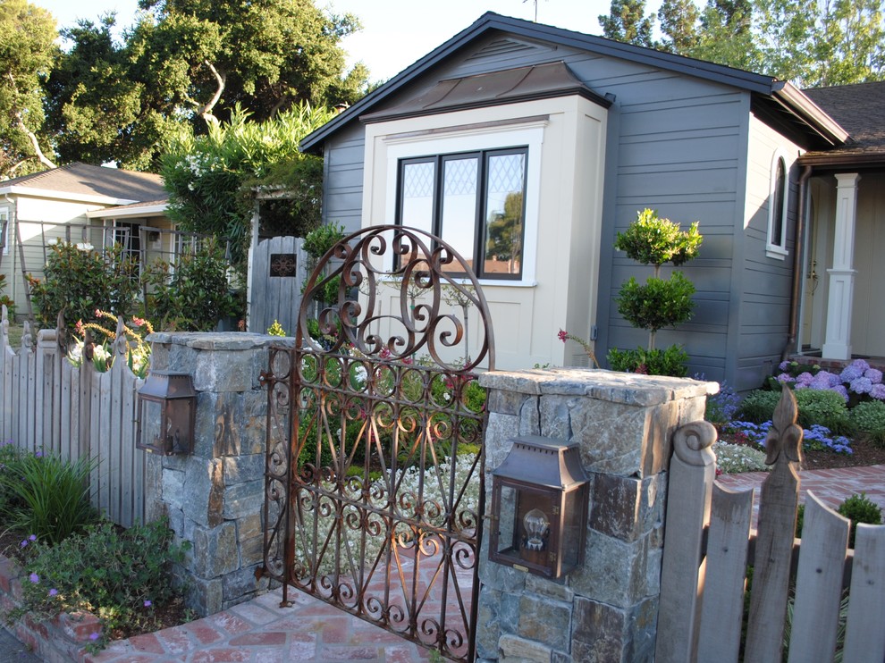 Свежая идея для дизайна: маленький участок и сад на переднем дворе в стиле шебби-шик с воротами для на участке и в саду - отличное фото интерьера