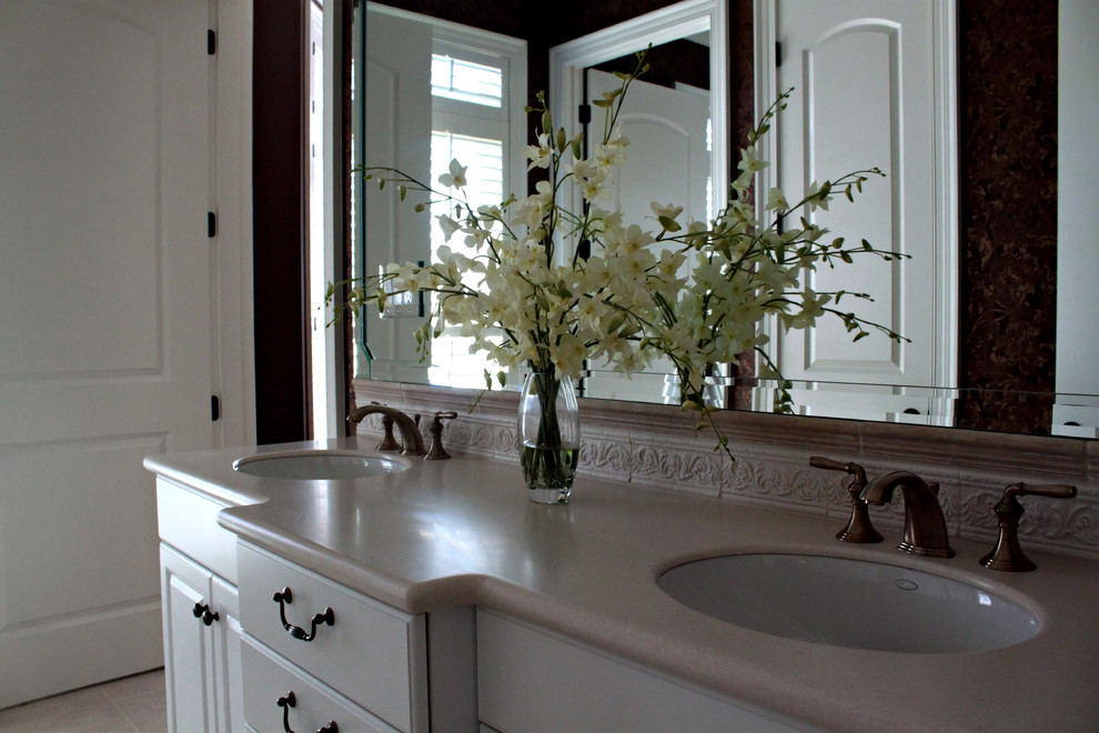 Bathroom - small transitional bathroom idea with purple walls