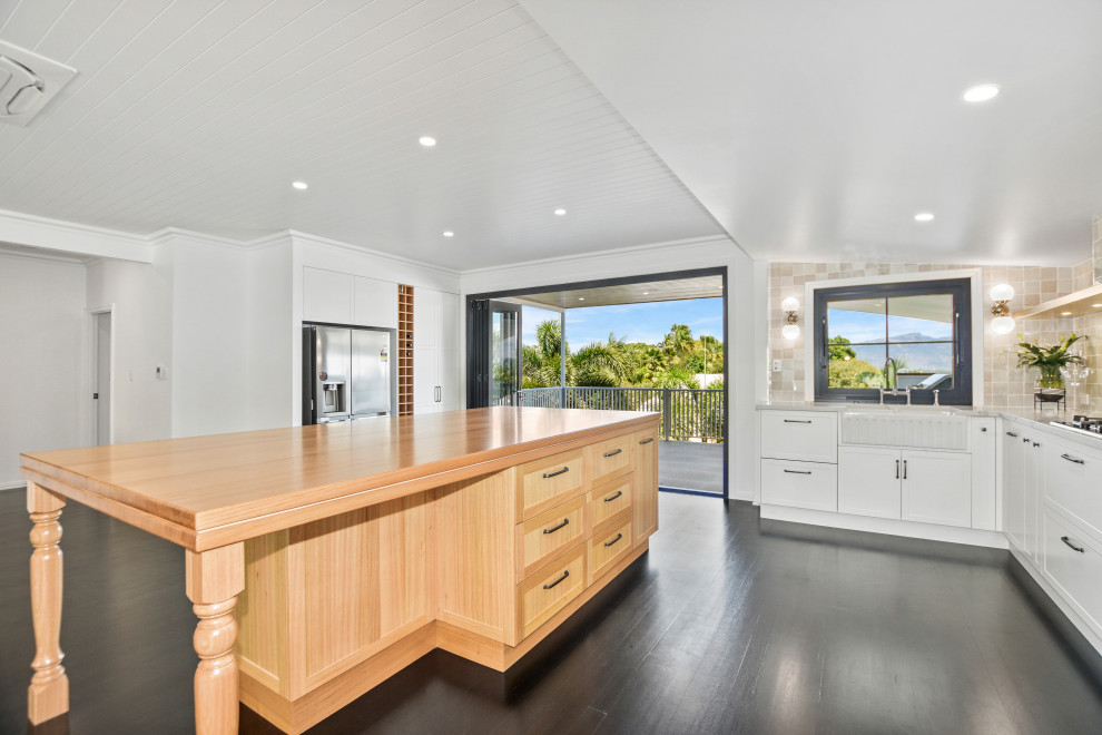 Inspiration for a transitional kitchen in Townsville.