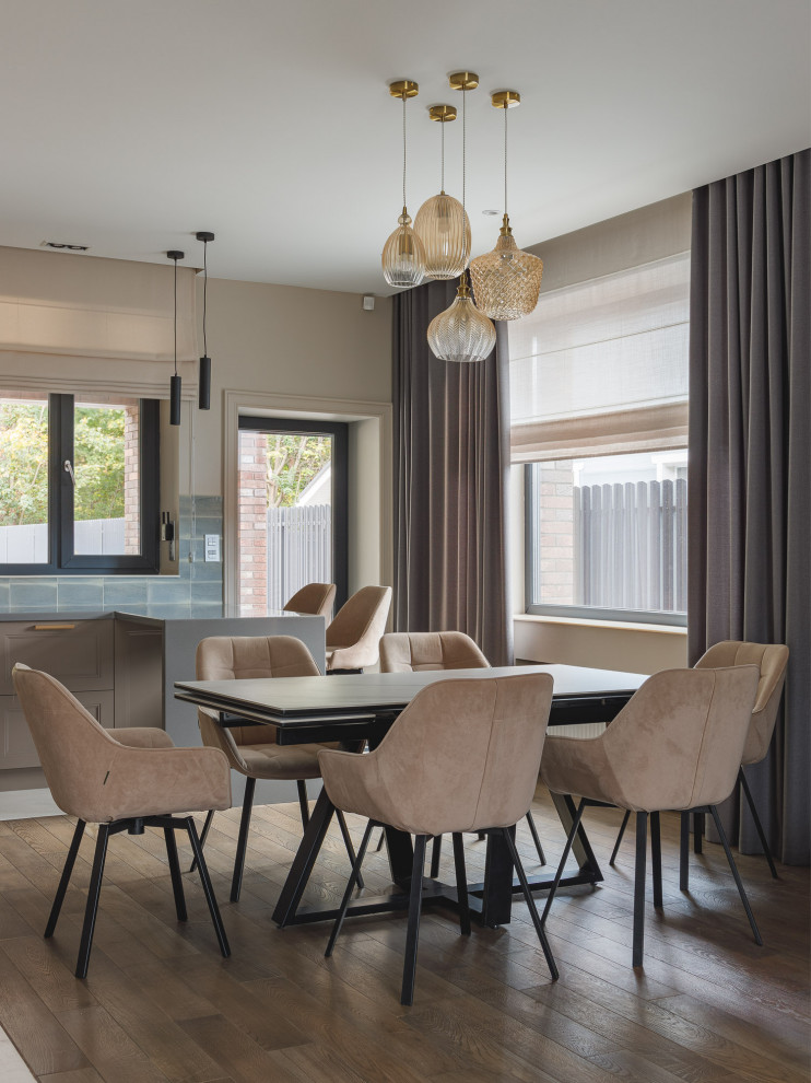 Кухня-гостиная с камином в коттедже Малая Царевщина