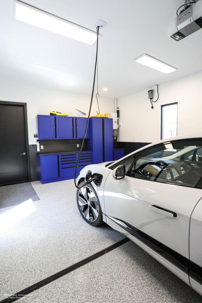 Ejemplo de garaje adosado contemporáneo de tamaño medio para un coche