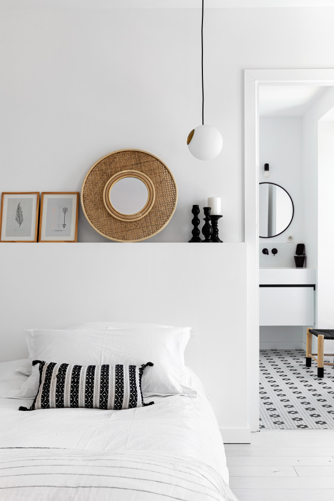 Design ideas for a mediterranean bedroom in Marseille.