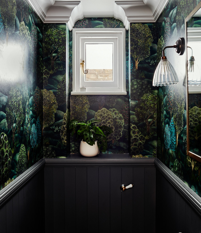 Photo of a tropical bathroom in London.