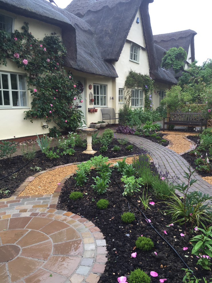 Design ideas for a small traditional front yard full sun garden in Cambridgeshire.