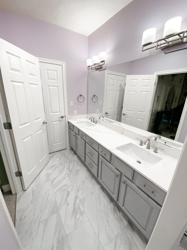 Пример оригинального дизайна: детская ванная комната среднего размера в стиле модернизм с серыми фасадами, накладной ванной, серой плиткой, фиолетовыми стенами, полом из винила, врезной раковиной, столешницей из кварцита, серым полом, разноцветной столешницей, тумбой под две раковины и встроенной тумбой