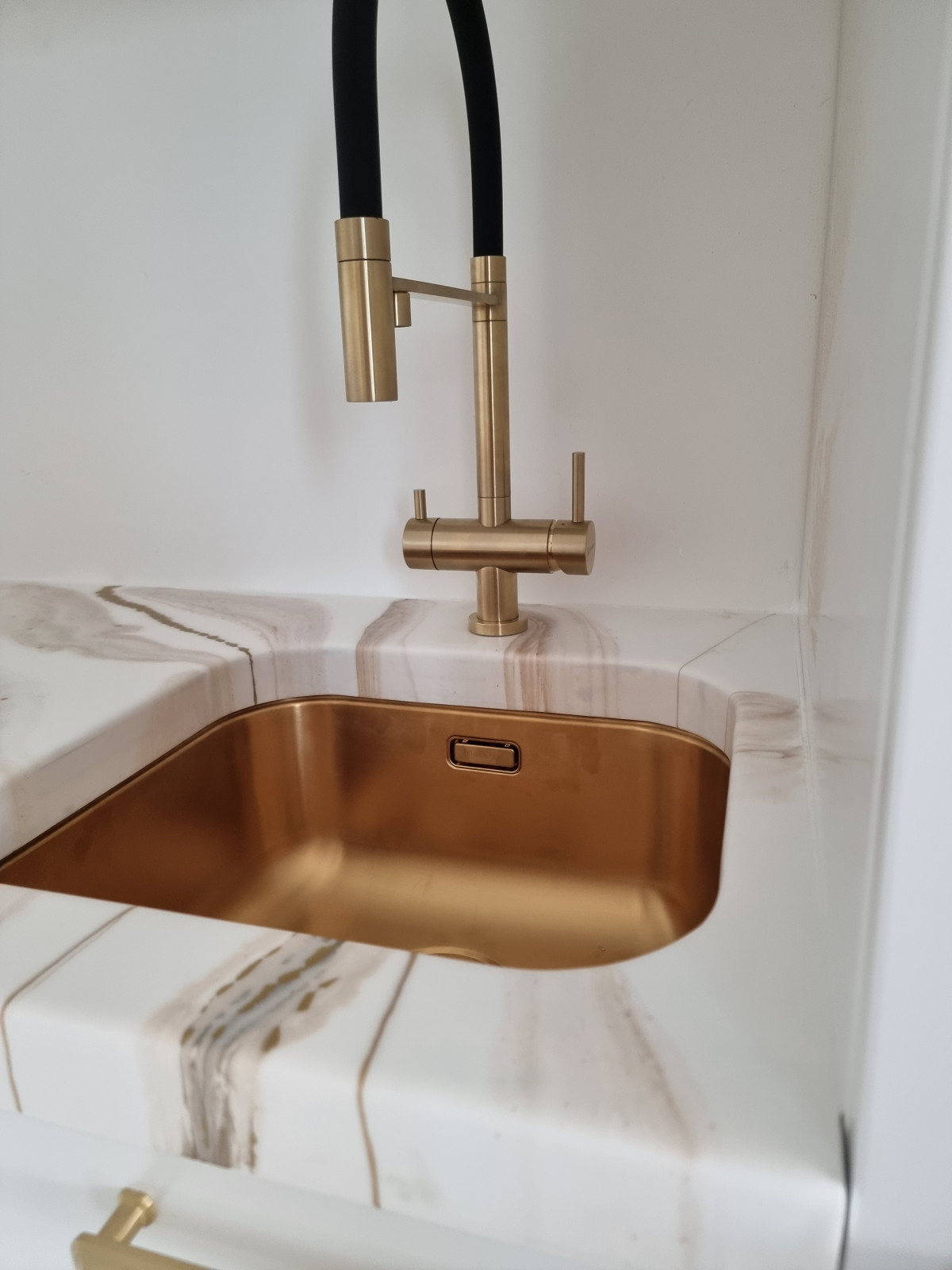 Круглый обеденный стол под белый мрамор