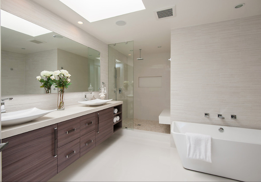 Inspiration for a contemporary bathroom in Los Angeles.