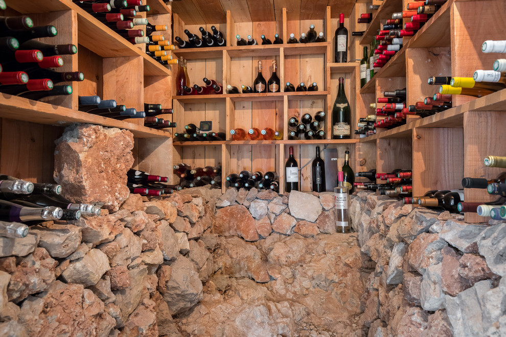 Aménagement d'une cave à vin méditerranéenne.