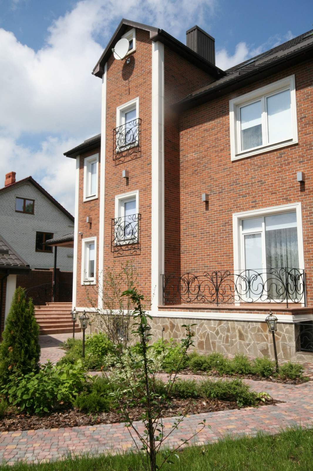 Фасад трехэтажного частного дома до/после