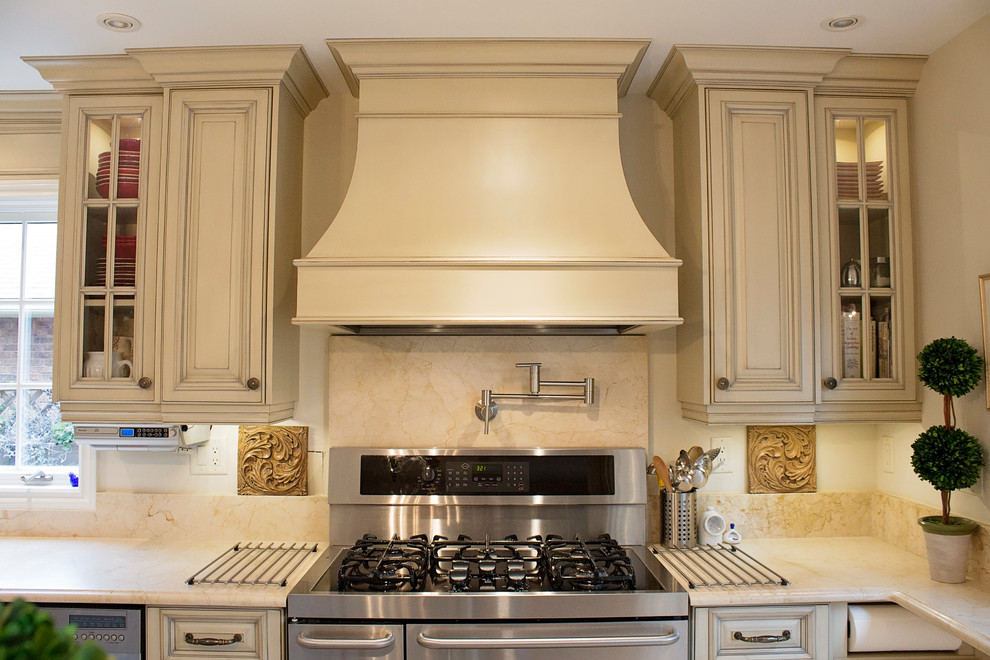 Kitchen - kitchen idea in Toronto