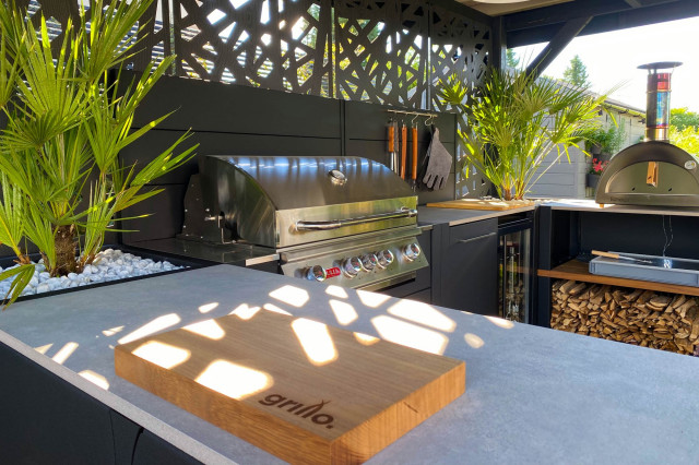 Outdoor kitchen in Sherston, Malmesbury contemporary-deck