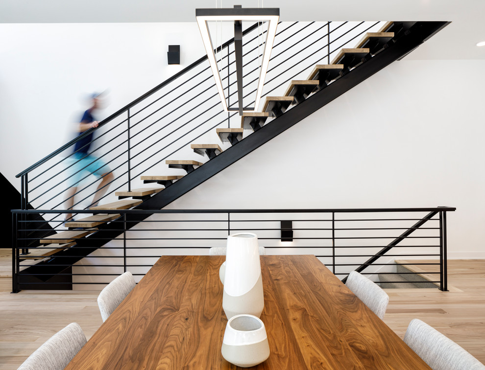 Стильный дизайн: лестница среднего размера в скандинавском стиле - последний тренд