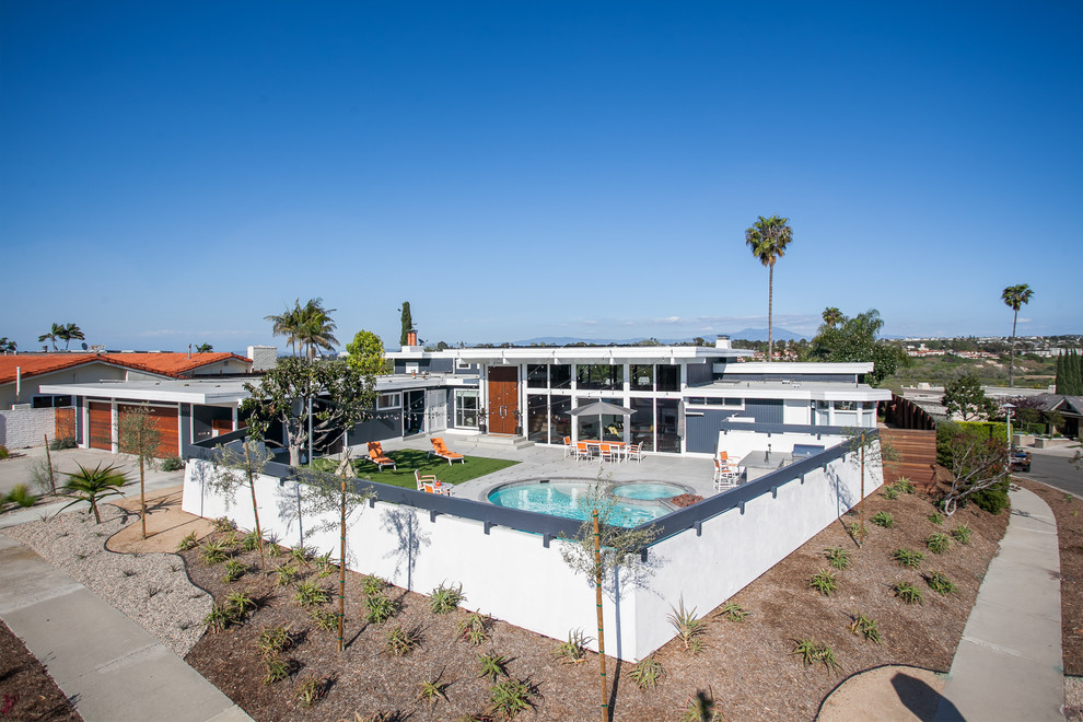 Home design - mid-century modern home design idea in Orange County