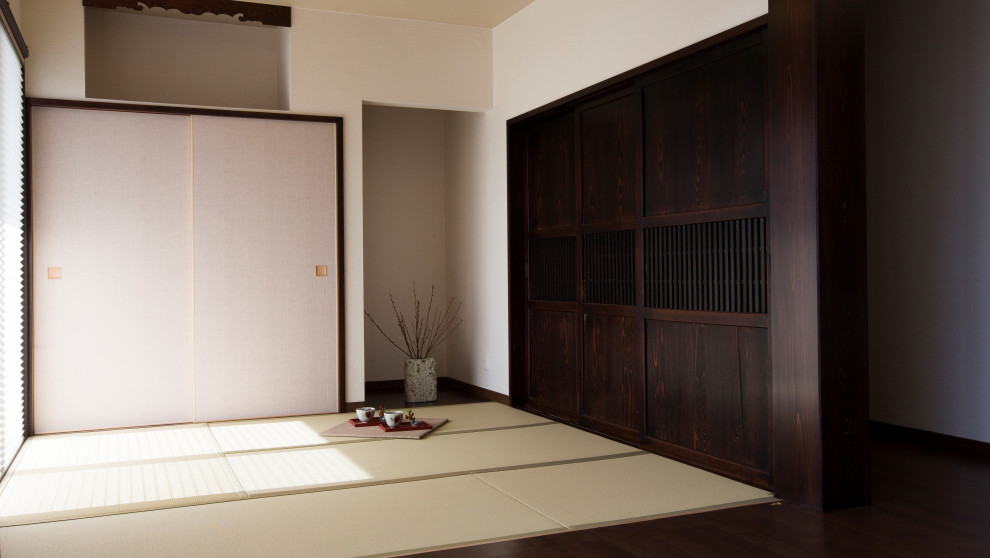 他の地域にある和風のおしゃれなオープンリビング (白い壁、畳、暖炉なし、テレビなし、壁紙、ベージュの天井) の写真
