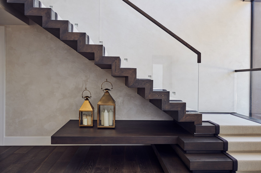 Großes Modernes Treppengeländer Glas in L-Form mit Teppich-Treppenstufen und Teppich-Setzstufen in London