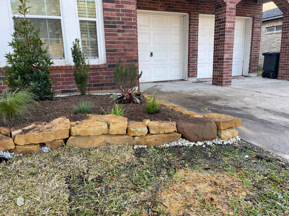 Example of a mountain style home design design in Houston
