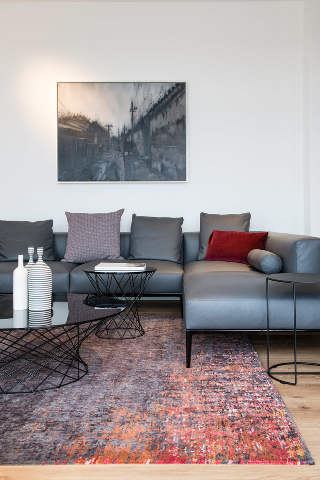 Geräumige, Fernseherlose, Offene Moderne Bibliothek ohne Kamin mit weißer Wandfarbe, hellem Holzboden und beigem Boden in Stuttgart