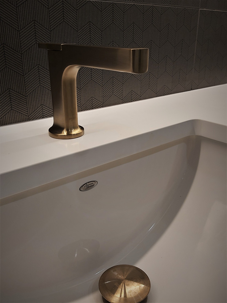 Barrhaven Modern Ensuite Bathroom