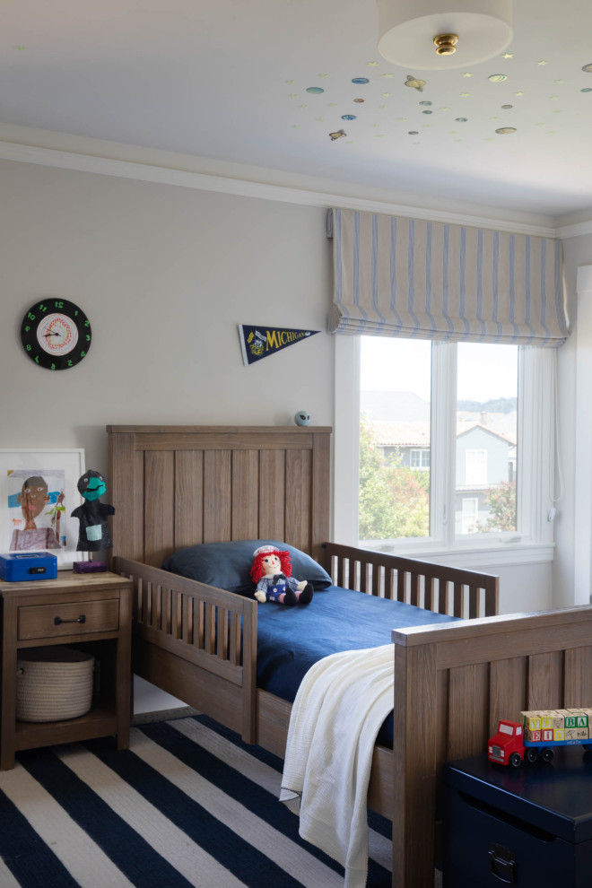 Cette image montre une grande chambre d'enfant de 4 à 10 ans design avec un mur blanc, parquet clair et un sol beige.