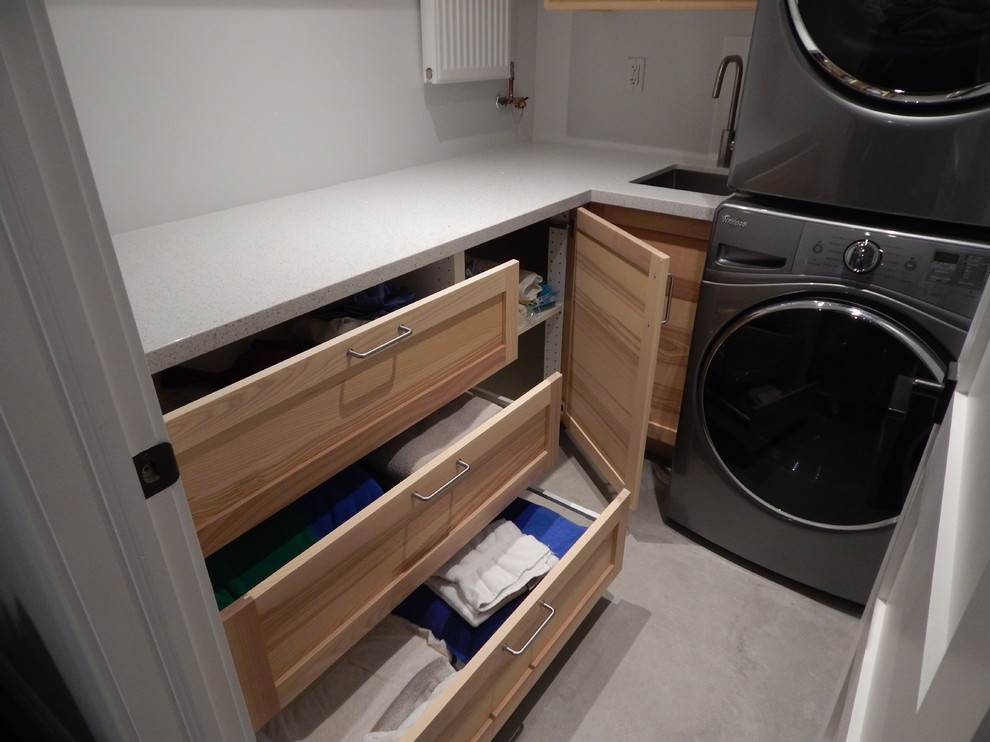 This is an example of a contemporary laundry room in Toronto.