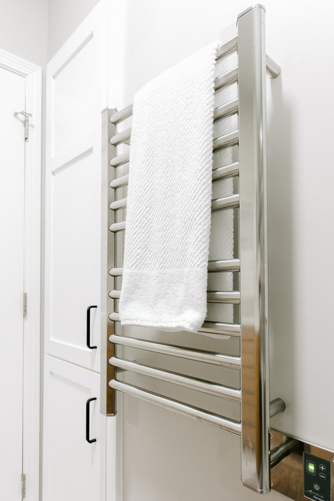Idéer för stora minimalistiska grått en-suite badrum, med släta luckor, skåp i ljust trä, ett badkar i en alkov, beige kakel, porslinskakel, klinkergolv i porslin, ett undermonterad handfat, bänkskiva i kvarts, vitt golv och dusch med gångjärnsdörr