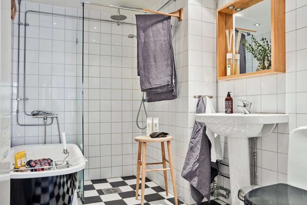Design ideas for a scandinavian bathroom in Gothenburg.