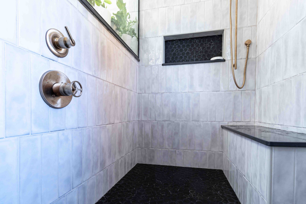 Exempel på ett mellanstort modernt en-suite badrum, med släta luckor, skåp i mellenmörkt trä, en hörndusch, klinkergolv i porslin, svart golv och dusch med gångjärnsdörr