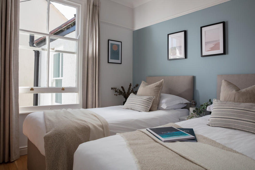 Источник вдохновения для домашнего уюта: маленькая гостевая спальня (комната для гостей) в скандинавском стиле с синими стенами, паркетным полом среднего тона, коричневым полом и акцентной стеной без камина для на участке и в саду