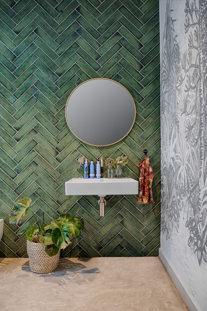 На фото: туалет в современном стиле с зеленой плиткой, плиткой кабанчик, зелеными стенами, бетонным полом, подвесной раковиной, белым полом и обоями на стенах с