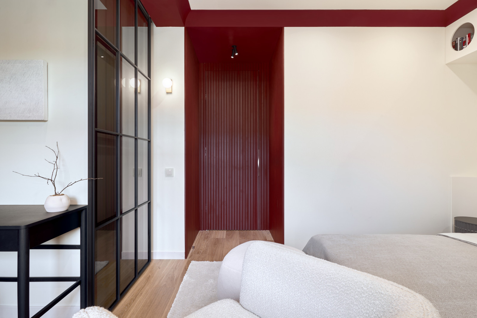 Спальня с багровым порталом