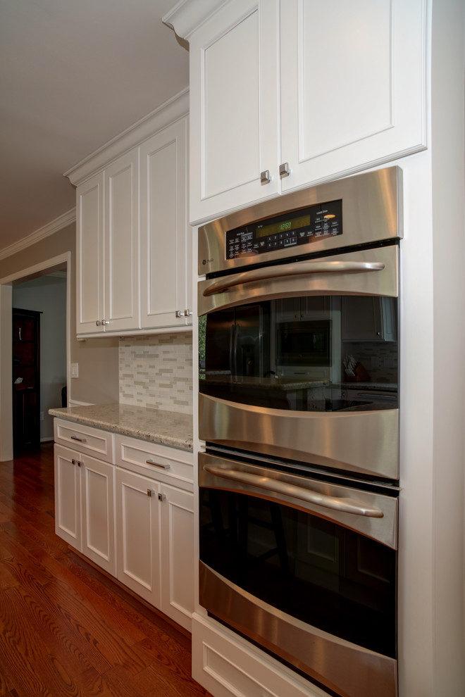 Transitional kitchen photo in DC Metro