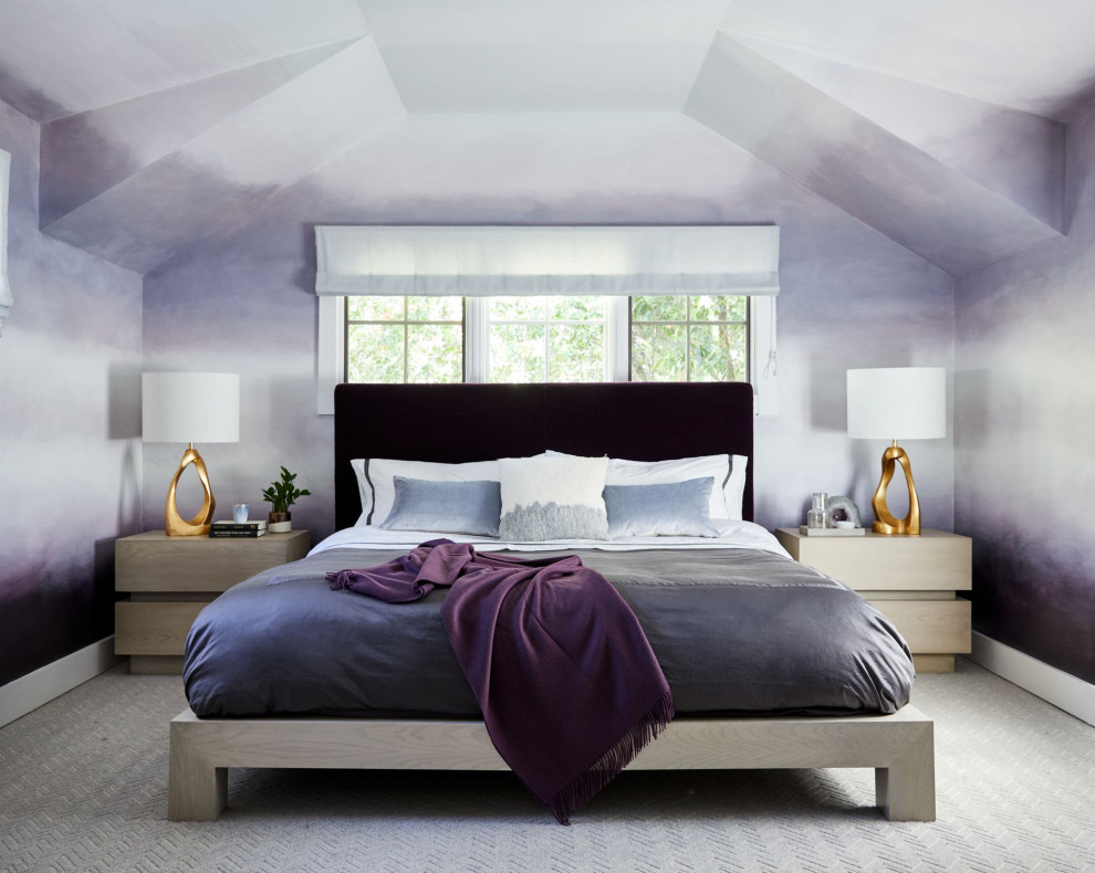 Immagine di una grande camera da letto design con moquette e pavimento grigio
