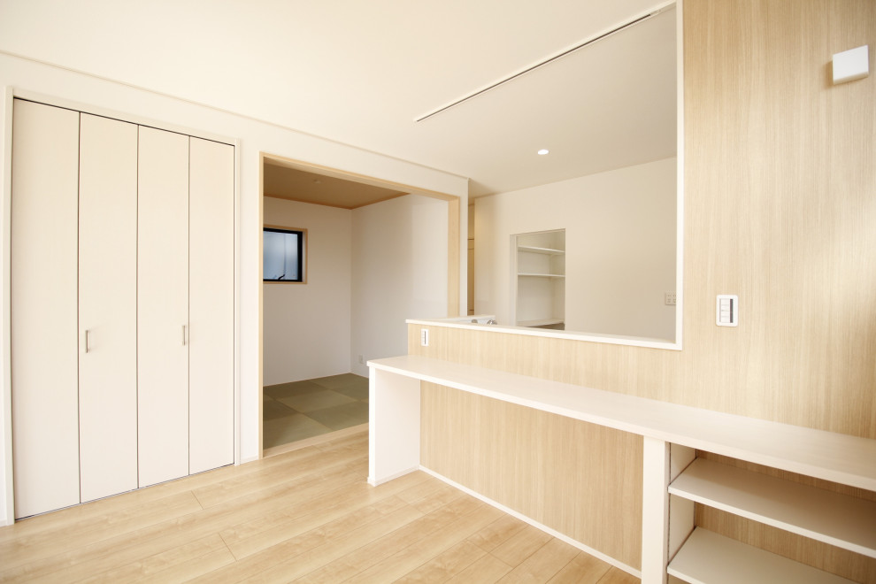 Idéer för ett litet lantligt babyrum, med vita väggar, plywoodgolv och beiget golv