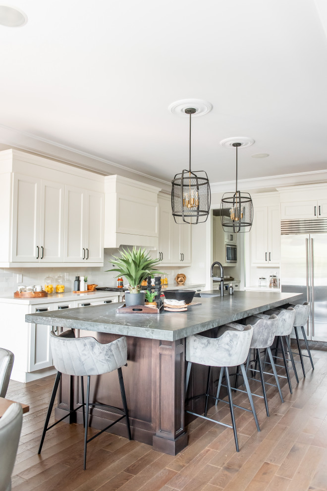 Inspiration for a transitional home design remodel in Toronto