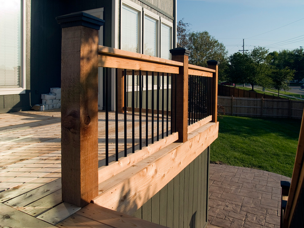 Photo of a traditional deck in Kansas City.