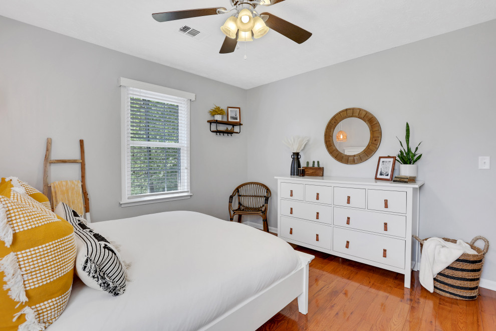Transitional home design photo in Atlanta