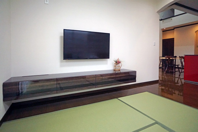 フロートテレビボードは和室にこそふさわしい minimalistisch-wohnbereich