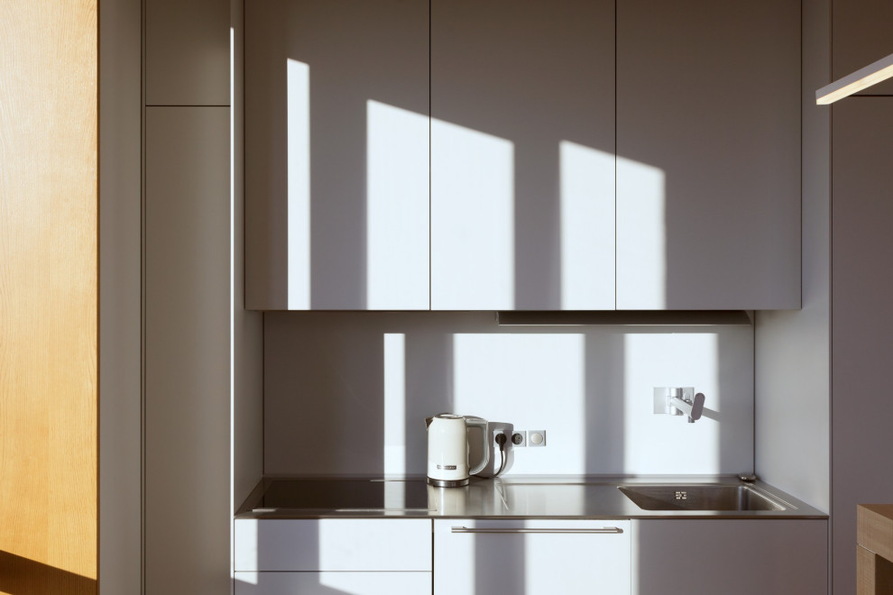 Светлая квартира-галерея с мебелью в духе 60-х