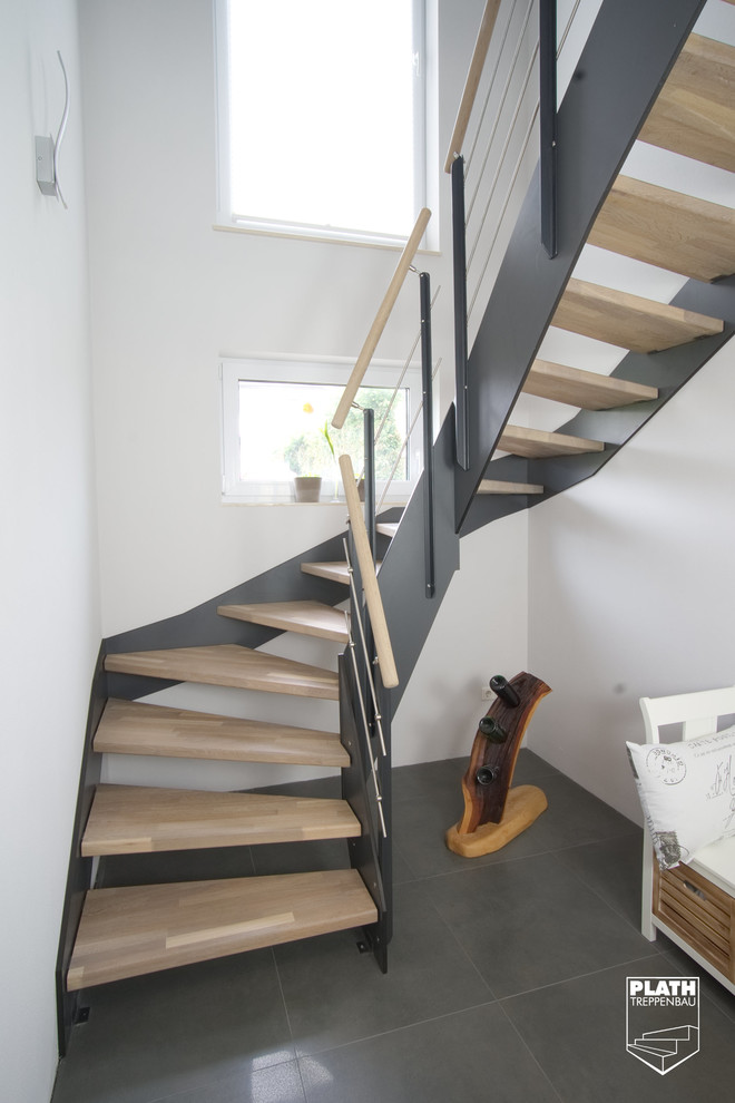 Источник вдохновения для домашнего уюта: лестница в современном стиле с деревянными ступенями и металлическими перилами