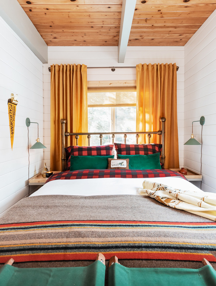 Ejemplo de habitación de invitados rural de tamaño medio con paredes blancas, vigas vistas y panelado