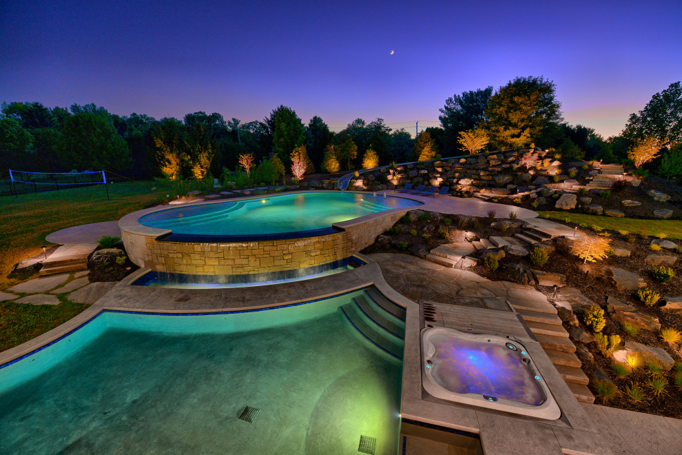 Geräumiger, Gefliester Infinity-Pool hinter dem Haus in individueller Form mit Pool-Gartenbau in Indianapolis