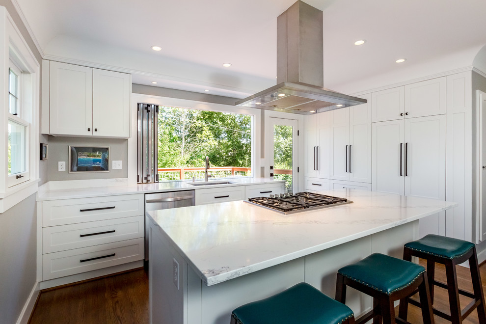 Open concept kitchen - mid-sized transitional l-shaped dark wood floor and brown floor open concept kitchen idea in Seattle with an undermount sink, shaker cabinets, white cabinets, quartz countertops, white backsplash, porcelain backsplash, stainless steel appliances and an island