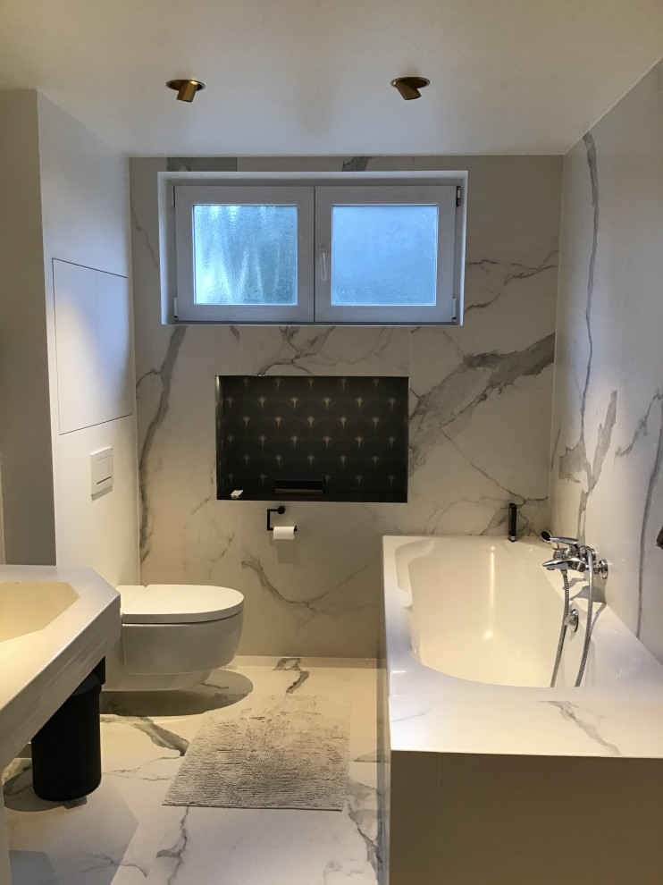 Inspiration för ett mellanstort 60 tals en-suite badrum, med luckor med profilerade fronter, vita skåp, ett undermonterat badkar, en kantlös dusch, en vägghängd toalettstol, marmorgolv, ett piedestal handfat, marmorbänkskiva och dusch med gångjärnsdörr