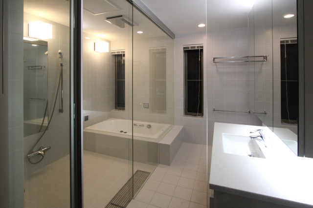 『奥沢の家』オープンなLDKの中に家族の居場所を創って暮らす minimalistisch-badezimmer